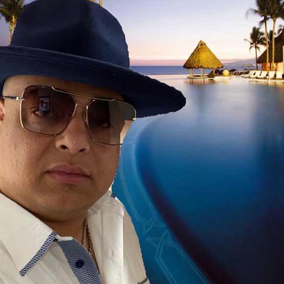 Meet your Posher, Andres - Picture 2 of 3